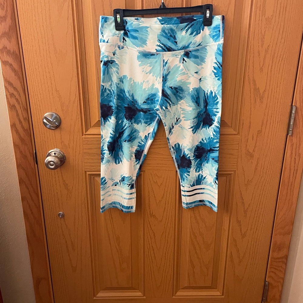 Fabletics Women’s Blue Floral Capris